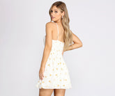 Robe courte froncée à motif floral
